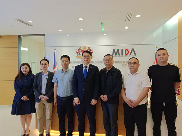 中鐵二局劉副部長一行與馬來西亞使館代表進行業務洽談